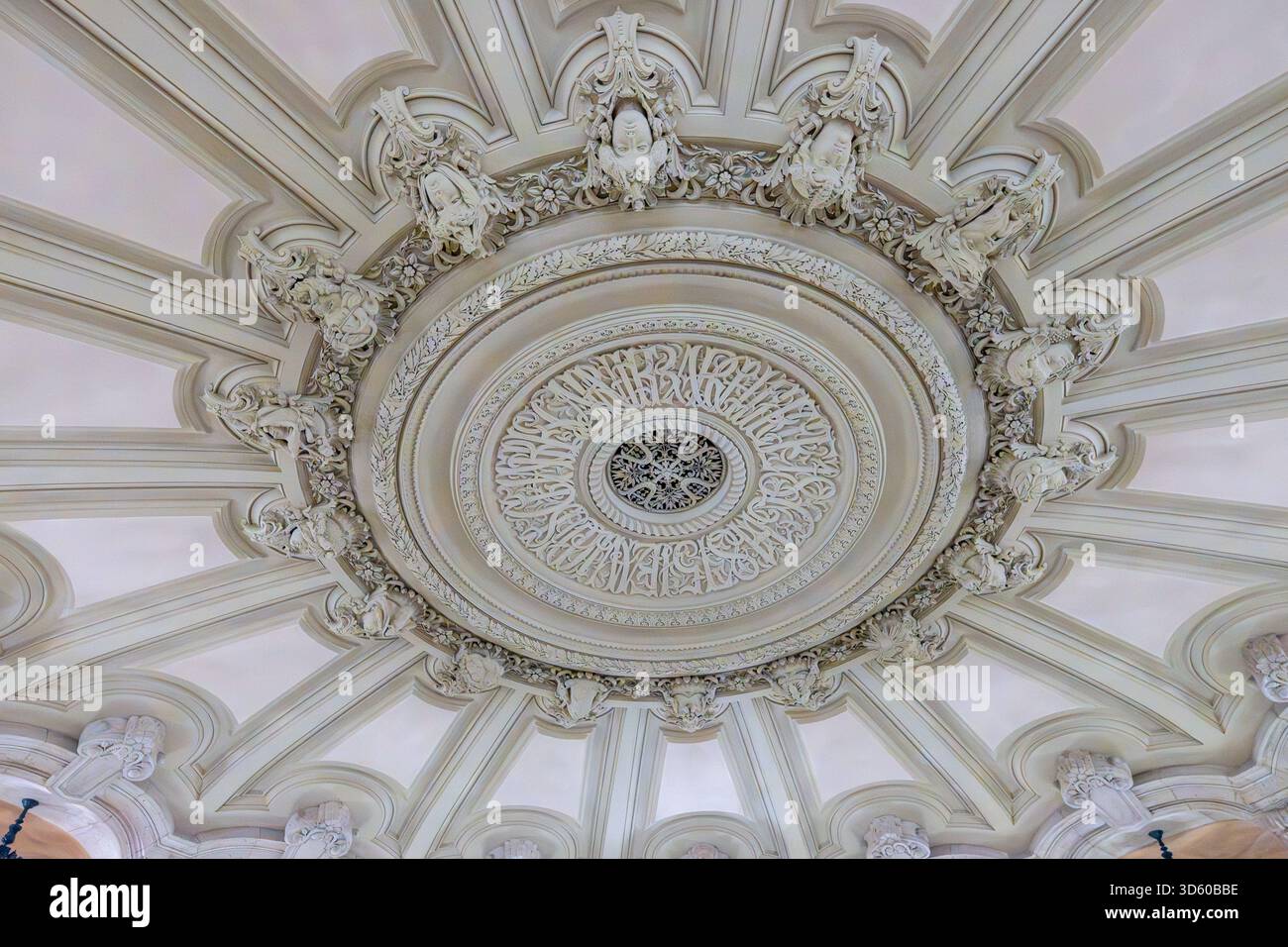 Éléments architecturaux éclectiques et de style Beaux-Arts du second Empire en France, rencontrent des éléments de néo-baroque, classicisme, architecture romaine, marbre, Banque D'Images