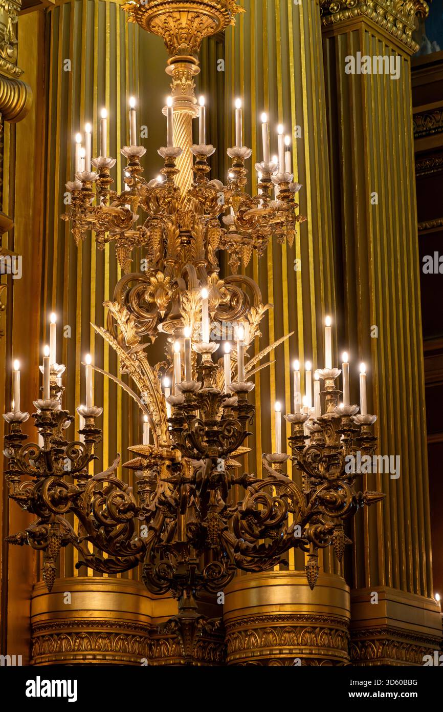 Exemples de plafonniers et d'éléments architecturaux éclectiques style Beaux-Arts du second Empire en France, éléments de néo-baroque, classicisme et ROM Banque D'Images