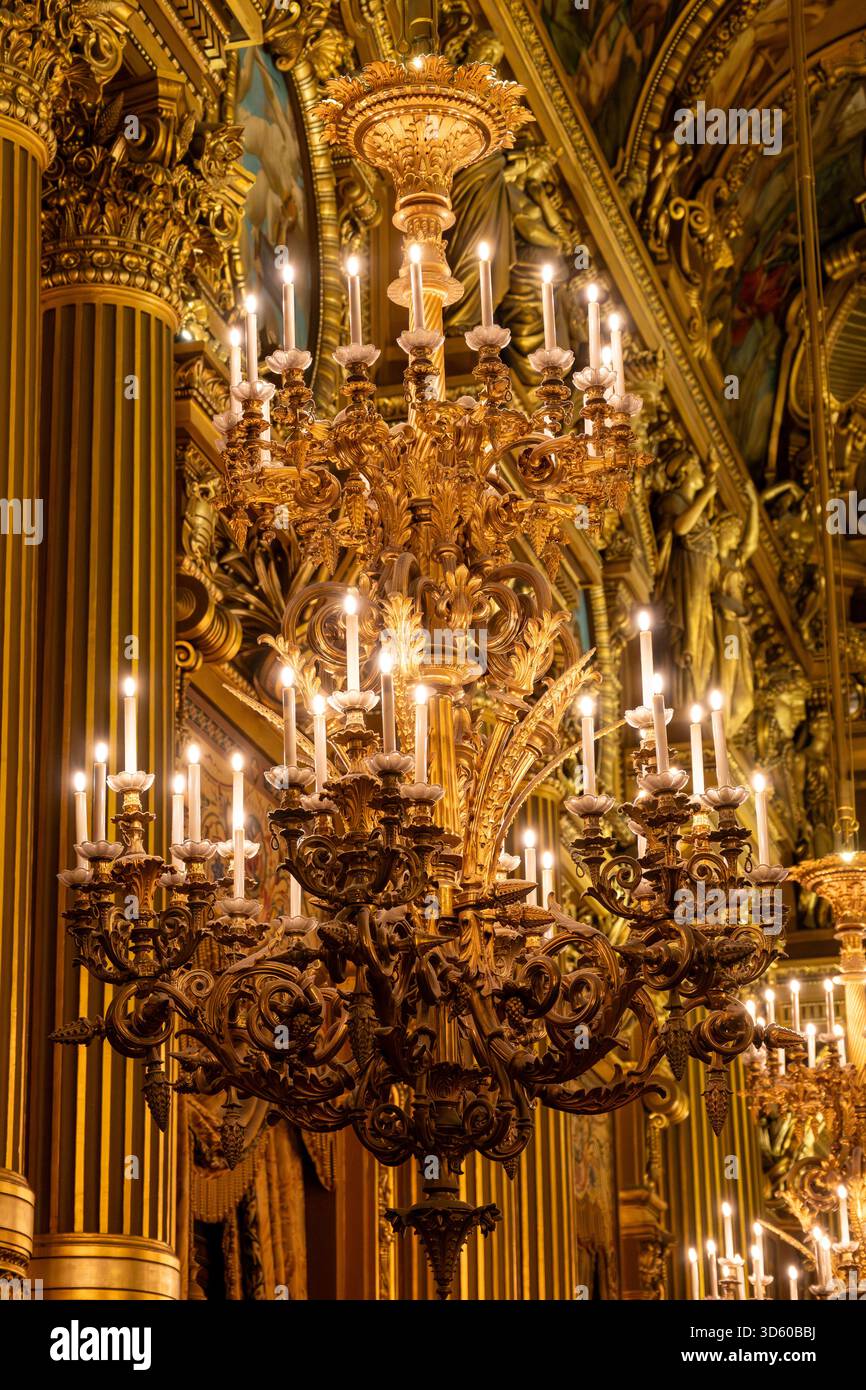 Exemples de plafonniers et d'éléments architecturaux éclectiques style Beaux-Arts du second Empire en France, éléments de néo-baroque, classicisme et ROM Banque D'Images