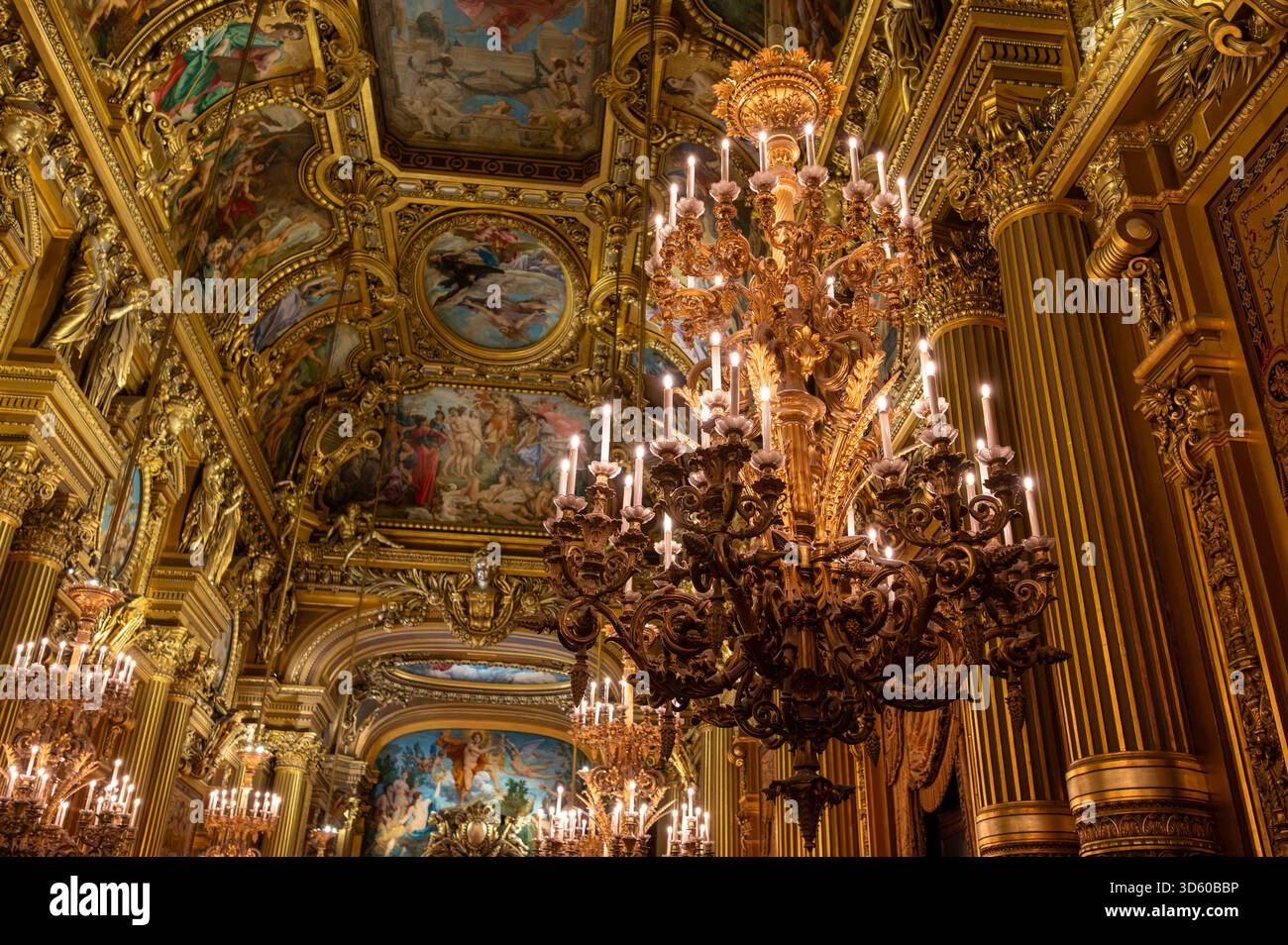 Exemples de plafonniers et d'éléments architecturaux éclectiques style Beaux-Arts du second Empire en France, éléments de néo-baroque, classicisme et ROM Banque D'Images