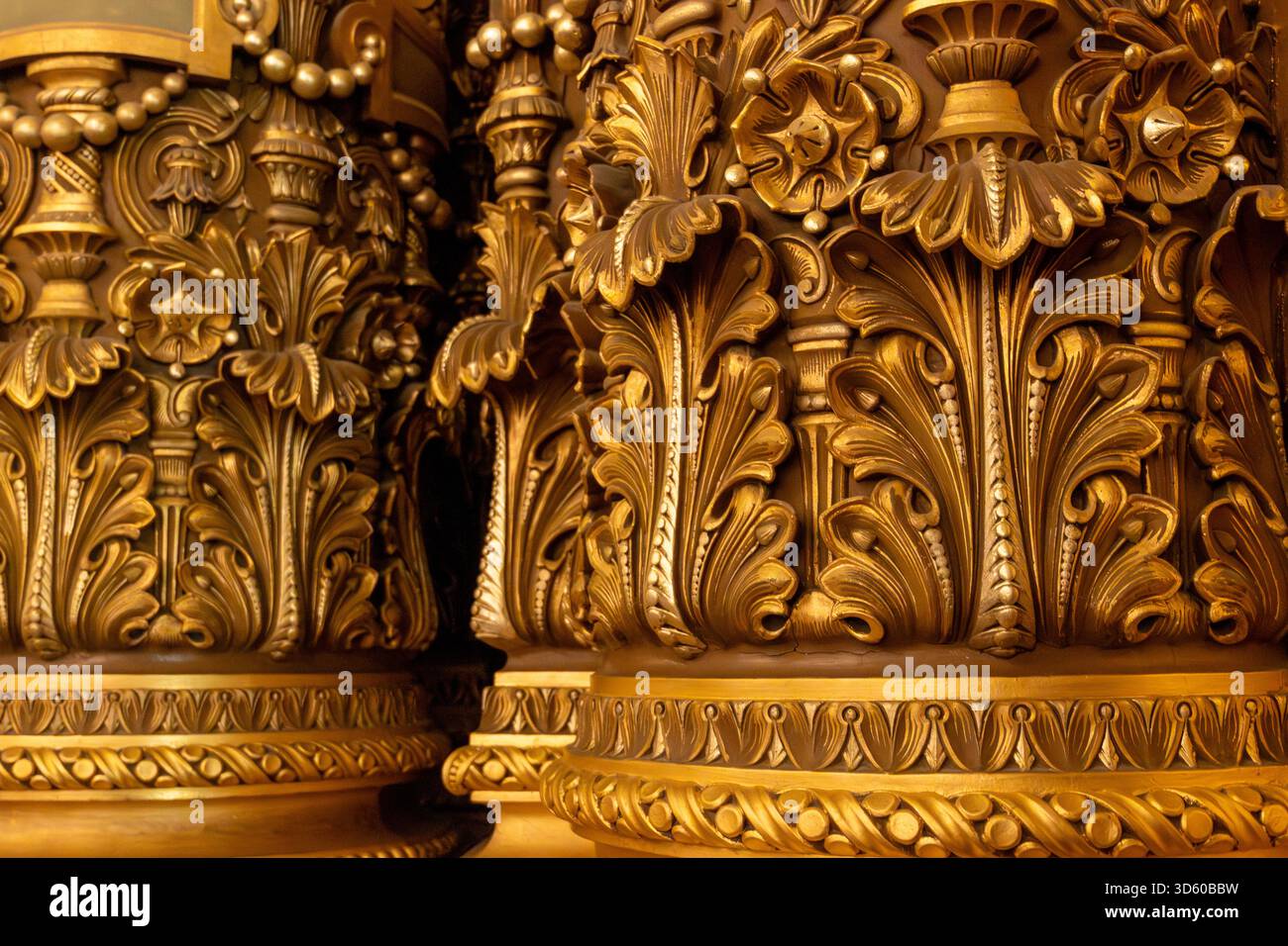 Exemples de décoration murale dans le style éclectique Beaux-Arts du second Empire en France, éléments de néo-baroque, classicisme et architecture romaine, golde Banque D'Images