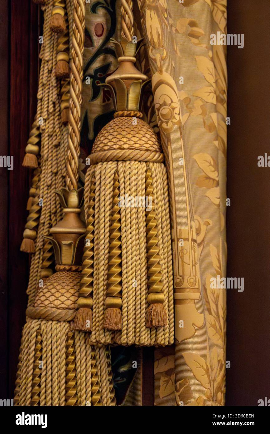 Exemples de décoration de rideaux dans le style éclectique Beaux-Arts du second Empire en France, éléments de néo-baroque, classicisme et architecture romaine, g Banque D'Images