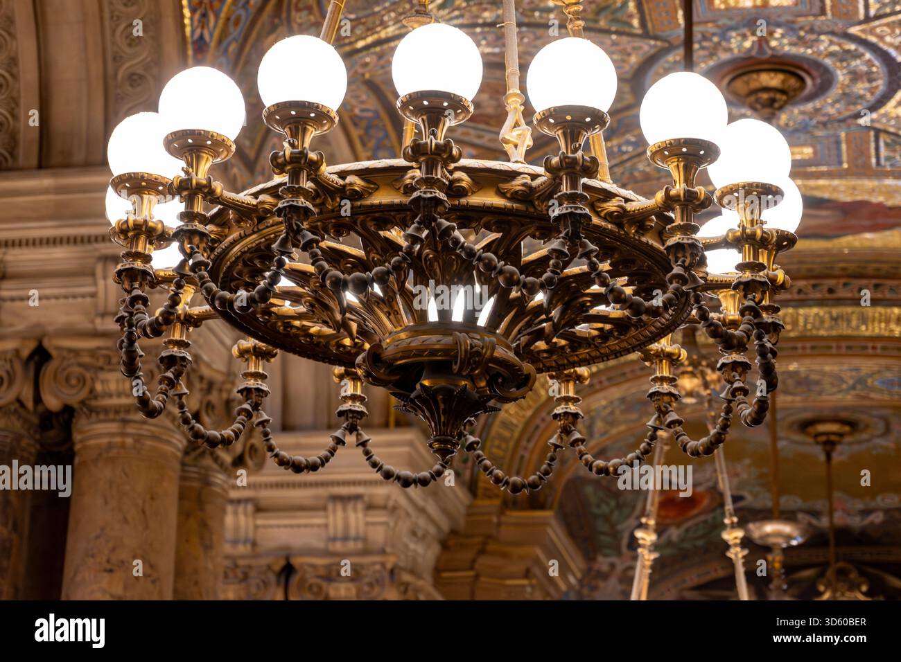 Exemples de plafonniers et d'éléments architecturaux éclectiques style Beaux-Arts du second Empire en France, éléments de néo-baroque, classicisme et ROM Banque D'Images