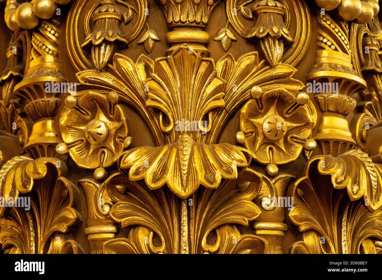 Exemples de décoration murale dans le style éclectique Beaux-Arts du second Empire en France, éléments de néo-baroque, classicisme et architecture romaine, golde Banque D'Images