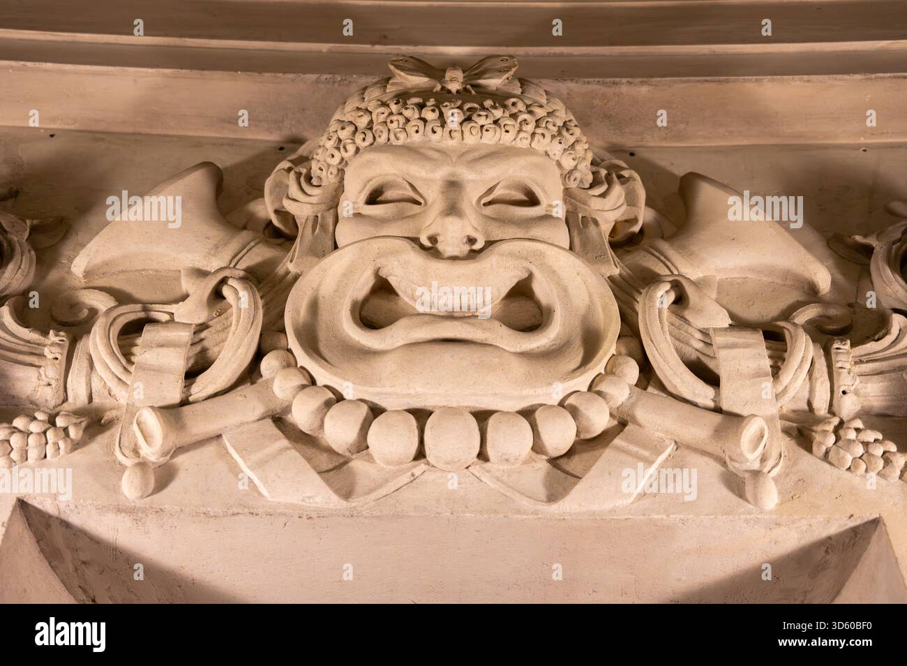 Exemples de décoration murale dans le style éclectique Beaux-Arts du second Empire en France, éléments de néo-baroque, classicisme et architecture romaine, golde Banque D'Images