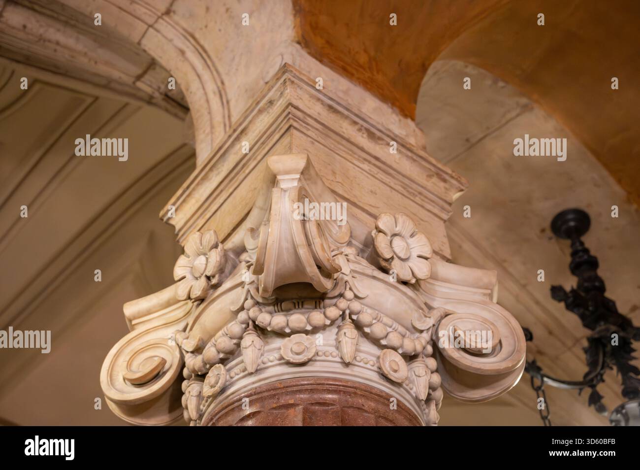 Exemples de décoration murale dans le style éclectique Beaux-Arts du second Empire en France, éléments de néo-baroque, classicisme et architecture romaine, golde Banque D'Images