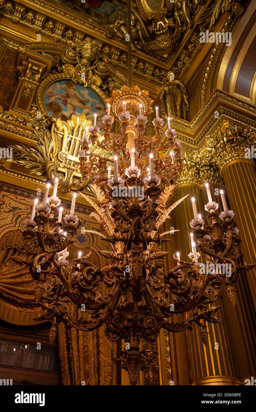 Exemples de plafonniers et d'éléments architecturaux éclectiques style Beaux-Arts du second Empire en France, éléments de néo-baroque, classicisme et ROM Banque D'Images