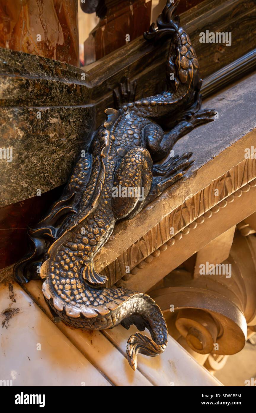 Exemples de décoration murale dans le style éclectique Beaux-Arts du second Empire en France, éléments de néo-baroque, classicisme et architecture romaine, golde Banque D'Images