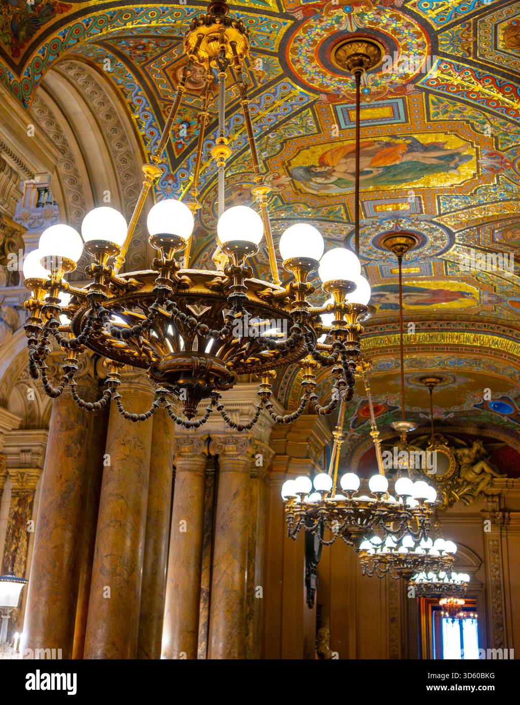 Exemples de plafonniers et d'éléments architecturaux éclectiques style Beaux-Arts du second Empire en France, éléments de néo-baroque, classicisme et ROM Banque D'Images