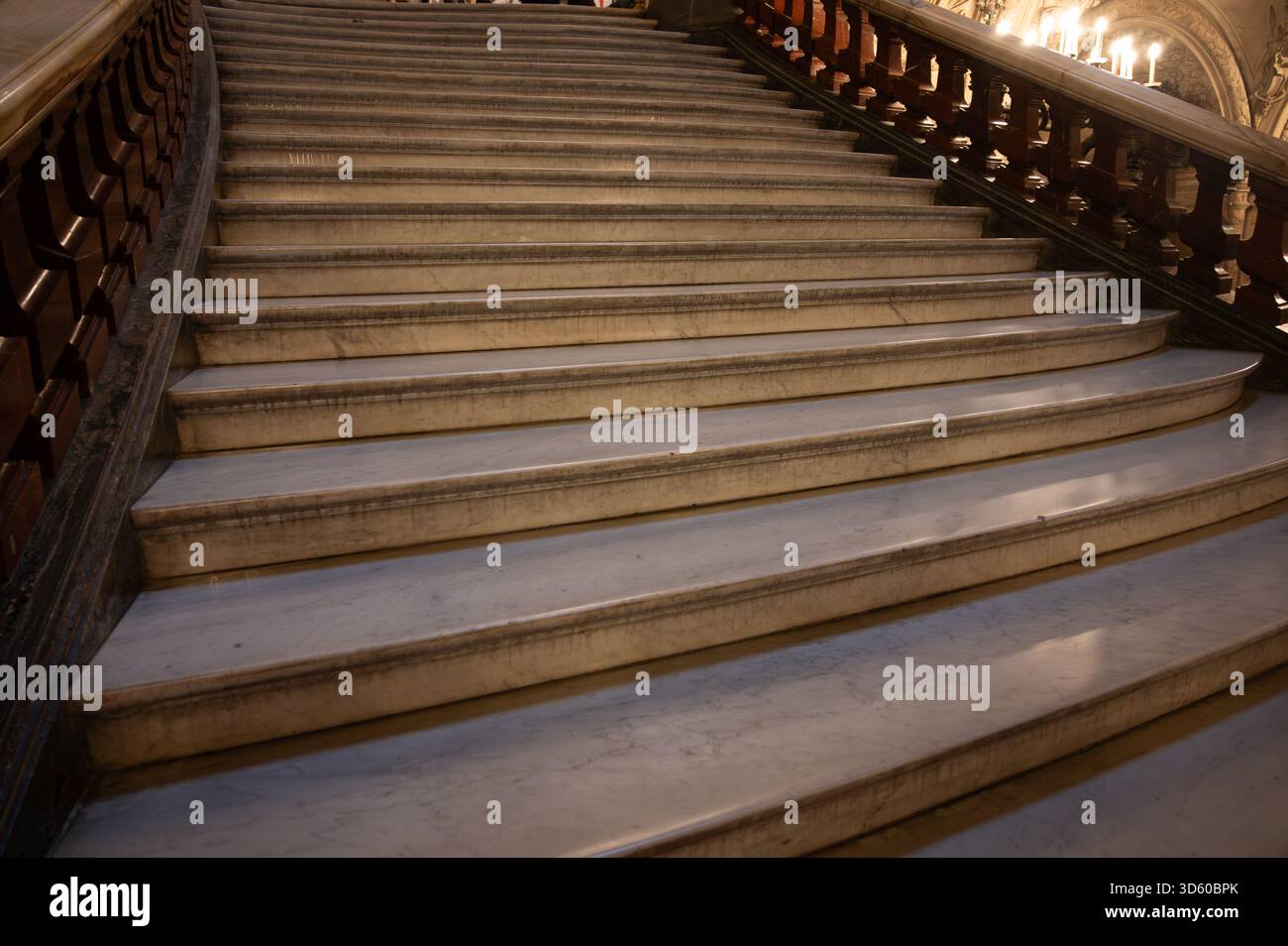 Exemples d'escalier en marbre dans le style éclectique des Beaux-Arts du second Empire en France, éléments de néo-baroque, classicisme et architecture romaine, or Banque D'Images