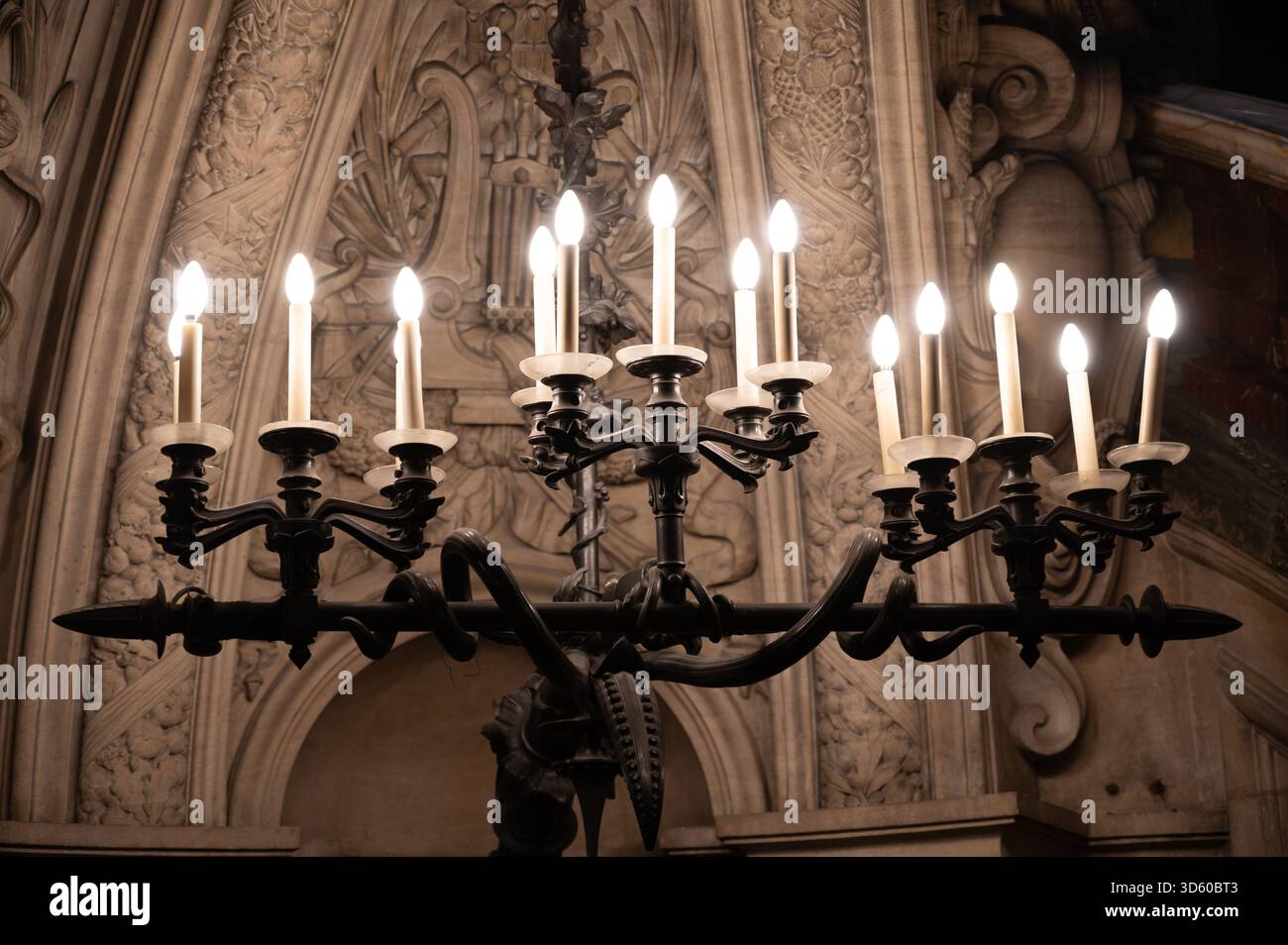 Exemples de plafonniers et d'éléments architecturaux éclectiques style Beaux-Arts du second Empire en France, éléments de néo-baroque, classicisme et ROM Banque D'Images