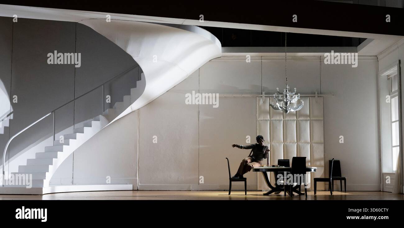 English National Opera, London Coliseum, Royaume-Uni. 17 novembre 2025. Répétition complète de Partenope de Haendel, un opéra en trois actes. Situé dans un salon parisien des années 1920, Christopher Alden produit des soirées et des cocktails non-stop s'inspire des artistes surréalistes de l'époque, dont Salvador Dali et Man Ray, le personnage d'Emilio étant basé sur Man Ray lui-même. Partenope est joué par Nardus Williams, les prétendants Arsace, Emilio et Armindo joués par Hugh Cutting, Ru Charlesworth et Jake Ingbar. Photographe Ormonte joué par William Thomas. Crédit : Malcolm Park/Alamy Live News Banque D'Images