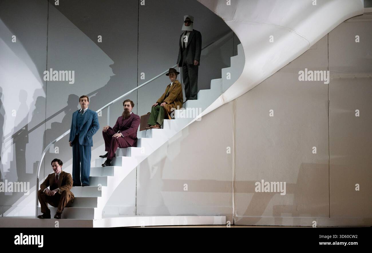 English National Opera, London Coliseum, Royaume-Uni. 17 novembre 2025. Répétition complète de Partenope de Haendel, un opéra en trois actes. Situé dans un salon parisien des années 1920, Christopher Alden produit des soirées et des cocktails non-stop s'inspire des artistes surréalistes de l'époque, dont Salvador Dali et Man Ray, le personnage d'Emilio étant basé sur Man Ray lui-même. Partenope est joué par Nardus Williams, les prétendants Arsace, Emilio et Armindo joués par Hugh Cutting, Ru Charlesworth et Jake Ingbar. Photographe Ormonte joué par William Thomas. Crédit : Malcolm Park/Alamy Live News Banque D'Images