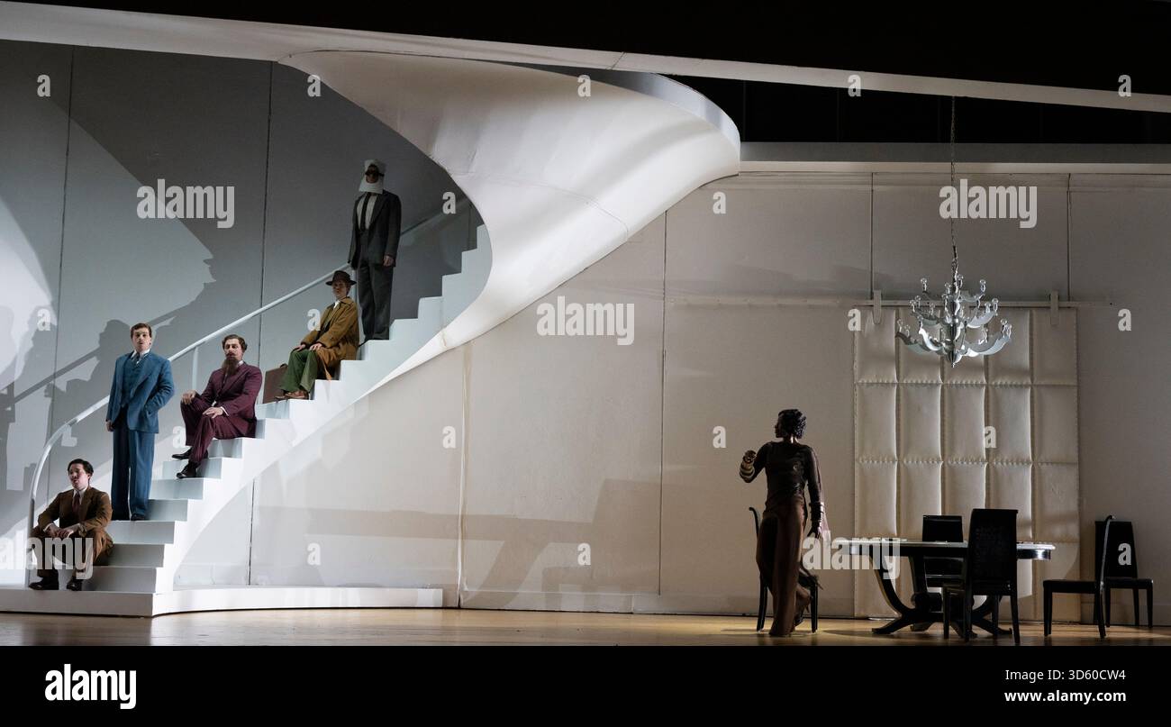 English National Opera, London Coliseum, Royaume-Uni. 17 novembre 2025. Répétition complète de Partenope de Haendel, un opéra en trois actes. Situé dans un salon parisien des années 1920, Christopher Alden produit des soirées et des cocktails non-stop s'inspire des artistes surréalistes de l'époque, dont Salvador Dali et Man Ray, le personnage d'Emilio étant basé sur Man Ray lui-même. Partenope est joué par Nardus Williams, les prétendants Arsace, Emilio et Armindo joués par Hugh Cutting, Ru Charlesworth et Jake Ingbar. Photographe Ormonte joué par William Thomas. Crédit : Malcolm Park/Alamy Live News Banque D'Images