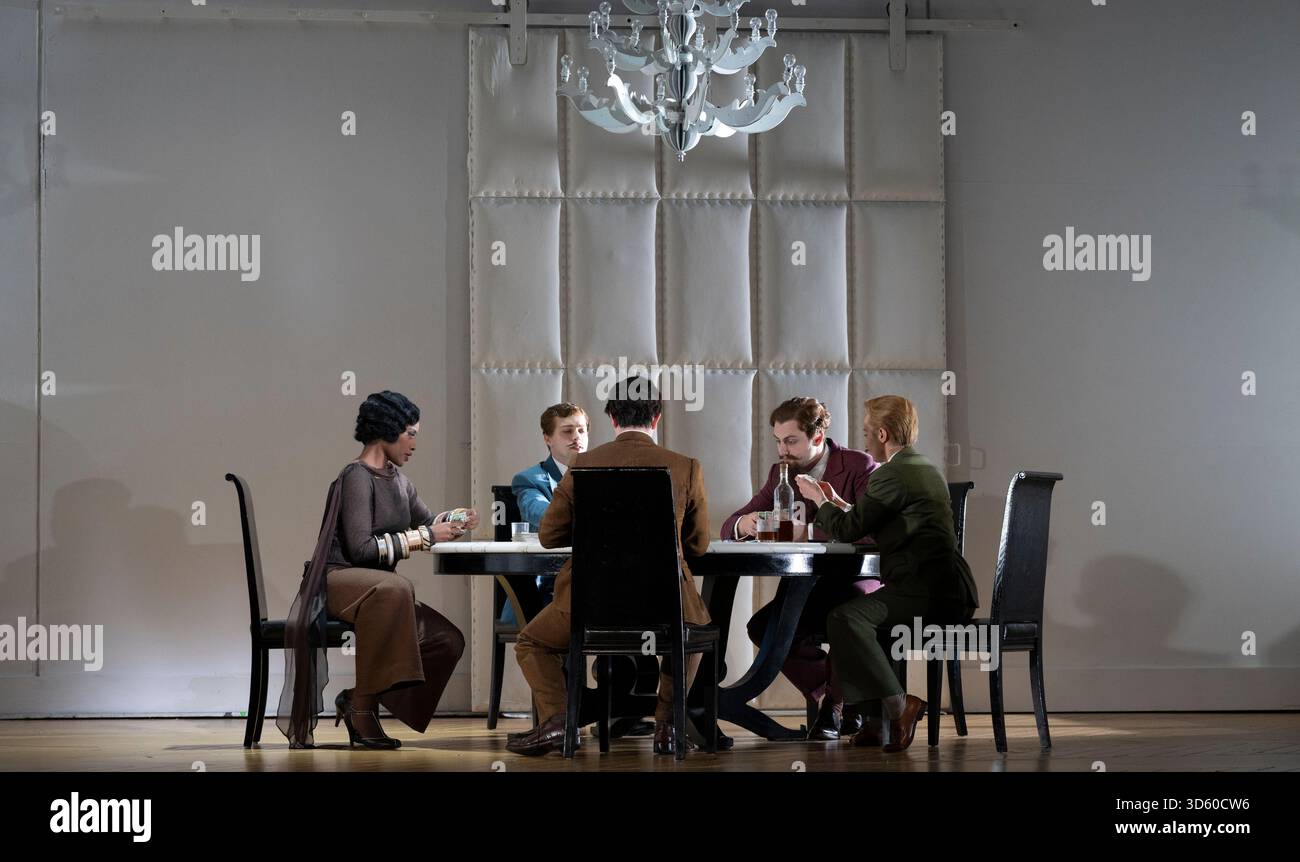 English National Opera, London Coliseum, Royaume-Uni. 17 novembre 2025. Répétition complète de Partenope de Haendel, un opéra en trois actes. Situé dans un salon parisien des années 1920, Christopher Alden produit des soirées et des cocktails non-stop s'inspire des artistes surréalistes de l'époque, dont Salvador Dali et Man Ray, le personnage d'Emilio étant basé sur Man Ray lui-même. Partenope est joué par Nardus Williams, les prétendants Arsace, Emilio et Armindo joués par Hugh Cutting, Ru Charlesworth et Jake Ingbar. Photographe Ormonte joué par William Thomas. Crédit : Malcolm Park/Alamy Live News Banque D'Images