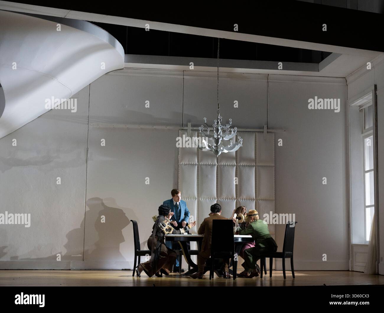 English National Opera, London Coliseum, Royaume-Uni. 17 novembre 2025. Répétition complète de Partenope de Haendel, un opéra en trois actes. Situé dans un salon parisien des années 1920, Christopher Alden produit des soirées et des cocktails non-stop s'inspire des artistes surréalistes de l'époque, dont Salvador Dali et Man Ray, le personnage d'Emilio étant basé sur Man Ray lui-même. Partenope est joué par Nardus Williams, les prétendants Arsace, Emilio et Armindo joués par Hugh Cutting, Ru Charlesworth et Jake Ingbar. Photographe Ormonte joué par William Thomas. Crédit : Malcolm Park/Alamy Live News Banque D'Images