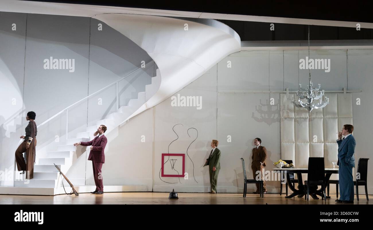 English National Opera, London Coliseum, Royaume-Uni. 17 novembre 2025. Répétition complète de Partenope de Haendel, un opéra en trois actes. Situé dans un salon parisien des années 1920, Christopher Alden produit des soirées et des cocktails non-stop s'inspire des artistes surréalistes de l'époque, dont Salvador Dali et Man Ray, le personnage d'Emilio étant basé sur Man Ray lui-même. Partenope est joué par Nardus Williams, les prétendants Arsace, Emilio et Armindo joués par Hugh Cutting, Ru Charlesworth et Jake Ingbar. Photographe Ormonte joué par William Thomas. Crédit : Malcolm Park/Alamy Live News Banque D'Images