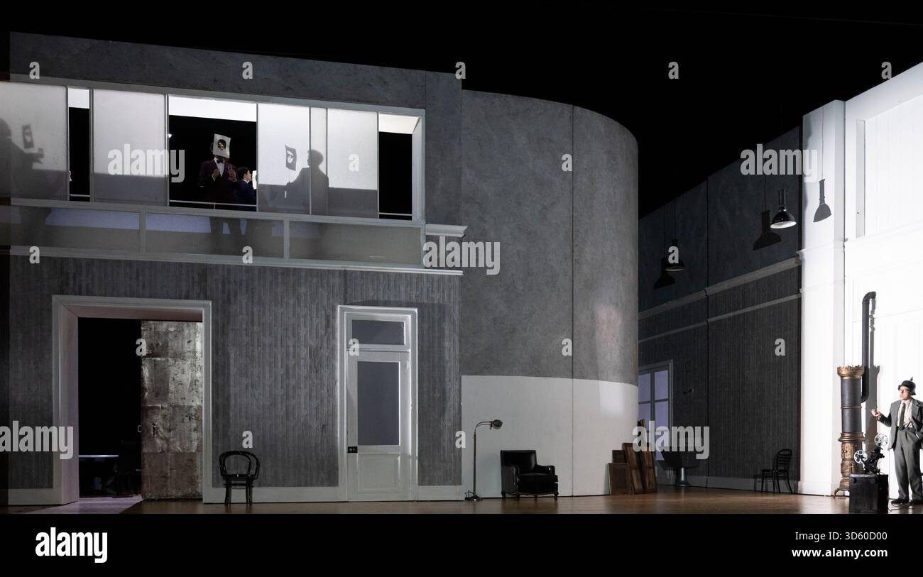 English National Opera, London Coliseum, Royaume-Uni. 17 novembre 2025. Répétition complète de Partenope de Haendel, un opéra en trois actes. Situé dans un salon parisien des années 1920, Christopher Alden produit des soirées et des cocktails non-stop s'inspire des artistes surréalistes de l'époque, dont Salvador Dali et Man Ray, le personnage d'Emilio étant basé sur Man Ray lui-même. Partenope est joué par Nardus Williams, les prétendants Arsace, Emilio et Armindo joués par Hugh Cutting, Ru Charlesworth et Jake Ingbar. Photographe Ormonte joué par William Thomas. Crédit : Malcolm Park/Alamy Live News Banque D'Images