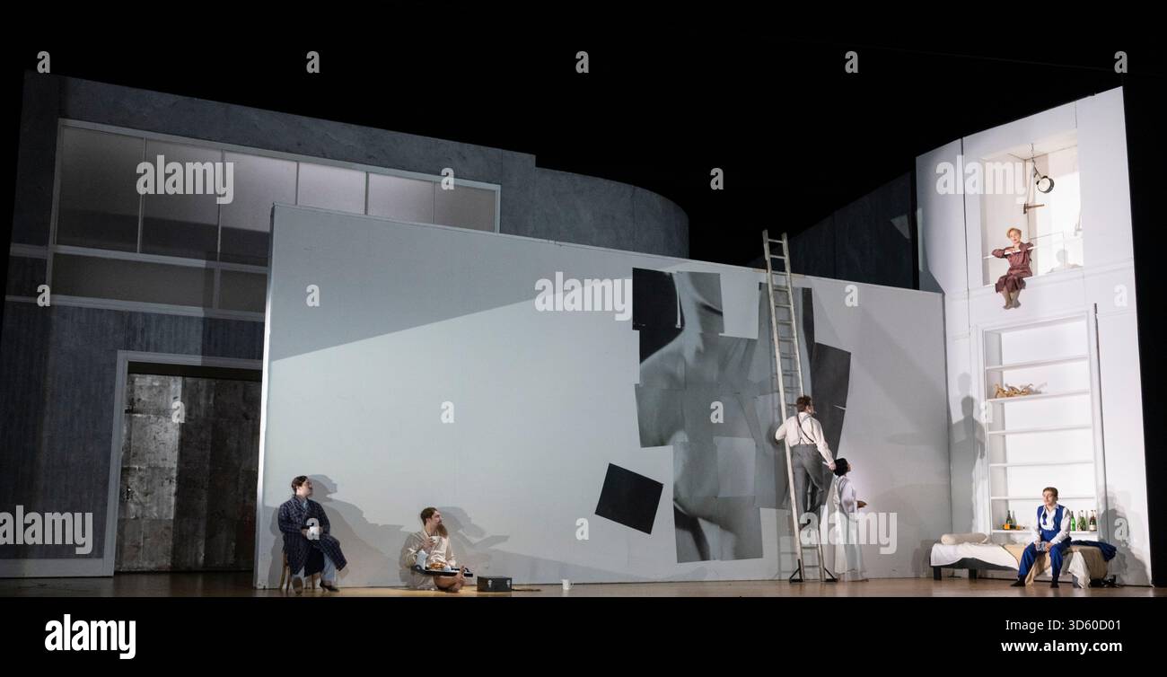 English National Opera, London Coliseum, Royaume-Uni. 17 novembre 2025. Répétition complète de Partenope de Haendel, un opéra en trois actes. Situé dans un salon parisien des années 1920, Christopher Alden produit des soirées et des cocktails non-stop s'inspire des artistes surréalistes de l'époque, dont Salvador Dali et Man Ray, le personnage d'Emilio étant basé sur Man Ray lui-même. Partenope est joué par Nardus Williams, les prétendants Arsace, Emilio et Armindo joués par Hugh Cutting, Ru Charlesworth et Jake Ingbar. Photographe Ormonte joué par William Thomas. Crédit : Malcolm Park/Alamy Live News Banque D'Images