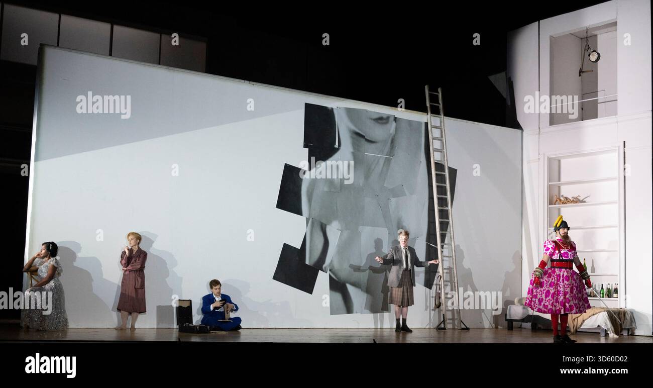English National Opera, London Coliseum, Royaume-Uni. 17 novembre 2025. Répétition complète de Partenope de Haendel, un opéra en trois actes. Situé dans un salon parisien des années 1920, Christopher Alden produit des soirées et des cocktails non-stop s'inspire des artistes surréalistes de l'époque, dont Salvador Dali et Man Ray, le personnage d'Emilio étant basé sur Man Ray lui-même. Partenope est joué par Nardus Williams, les prétendants Arsace, Emilio et Armindo joués par Hugh Cutting, Ru Charlesworth et Jake Ingbar. Photographe Ormonte joué par William Thomas. Crédit : Malcolm Park/Alamy Live News Banque D'Images