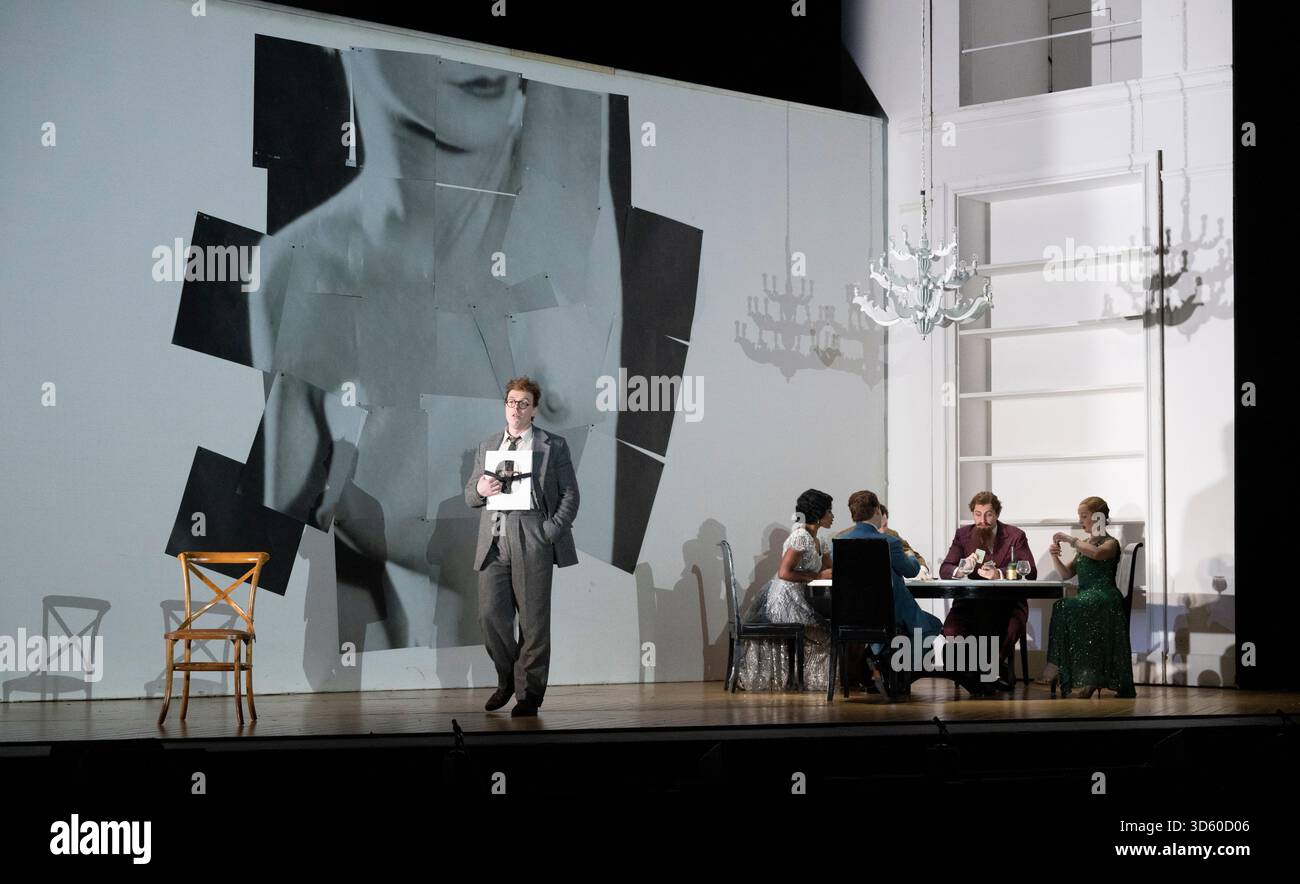 English National Opera, London Coliseum, Royaume-Uni. 17 novembre 2025. Répétition complète de Partenope de Haendel, un opéra en trois actes. Situé dans un salon parisien des années 1920, Christopher Alden produit des soirées et des cocktails non-stop s'inspire des artistes surréalistes de l'époque, dont Salvador Dali et Man Ray, le personnage d'Emilio étant basé sur Man Ray lui-même. Partenope est joué par Nardus Williams, les prétendants Arsace, Emilio et Armindo joués par Hugh Cutting, Ru Charlesworth et Jake Ingbar. Photographe Ormonte joué par William Thomas. Crédit : Malcolm Park/Alamy Live News Banque D'Images