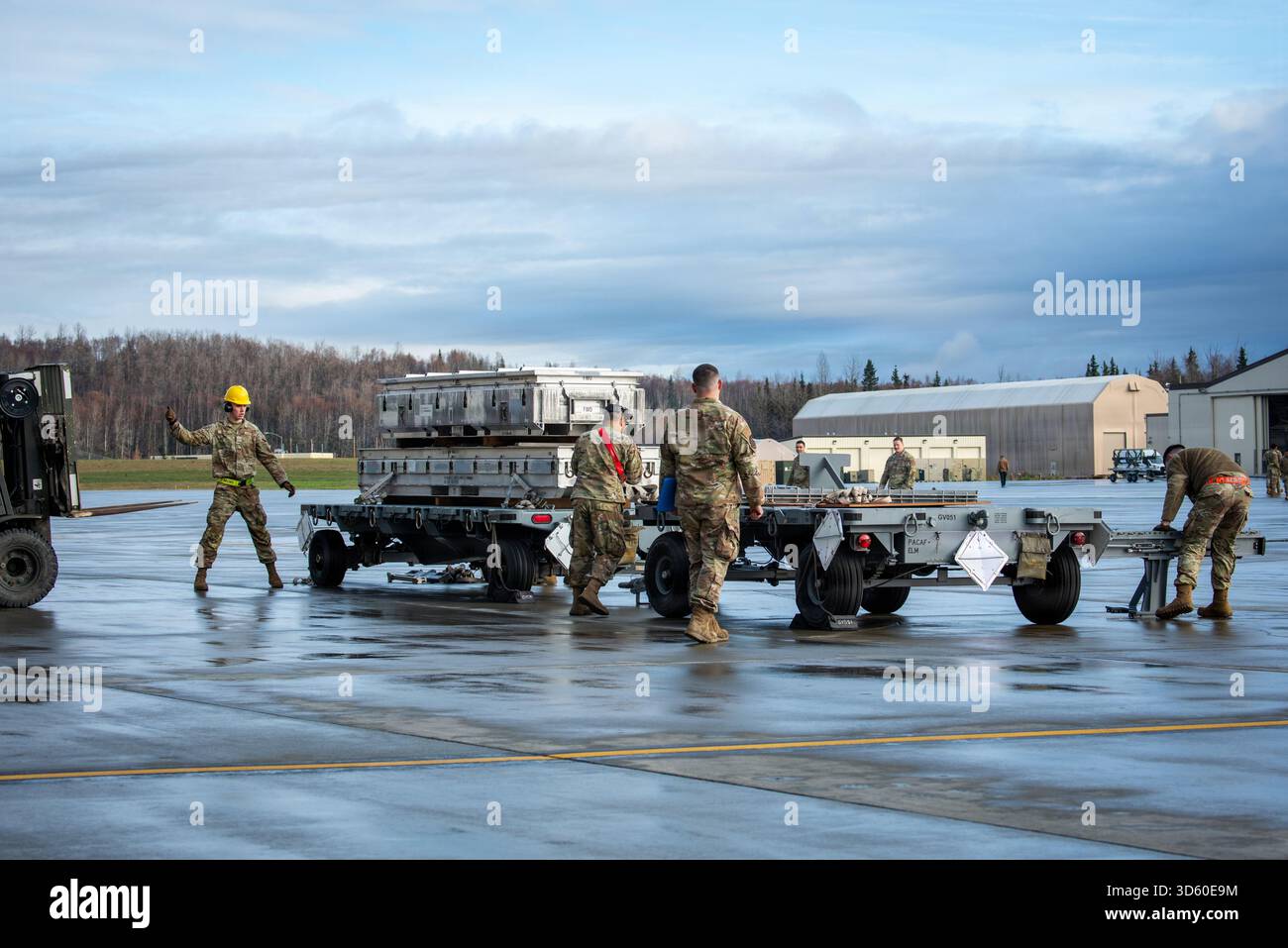 Les aviateurs de l'US Air Force affectés au 3rd munitions Squadron participent à la compétition de génération de missions du 3rd Quarter sur la ligne de vol à joint base Elmendorf-Richardson, Alaska, Oct. 17, 2025. Chaque équipe a été jugée sur la rapidité, l'efficacité et la précision, ainsi que sur une évaluation de la configuration et du chargement appropriés. Chaque escadron a rempli sa fonction en s'assurant que l'avion était chargé, entretenu et prêt pour le vol. (Aviateur senior de l'armée de l'air américaine Tala Hunt) Banque D'Images