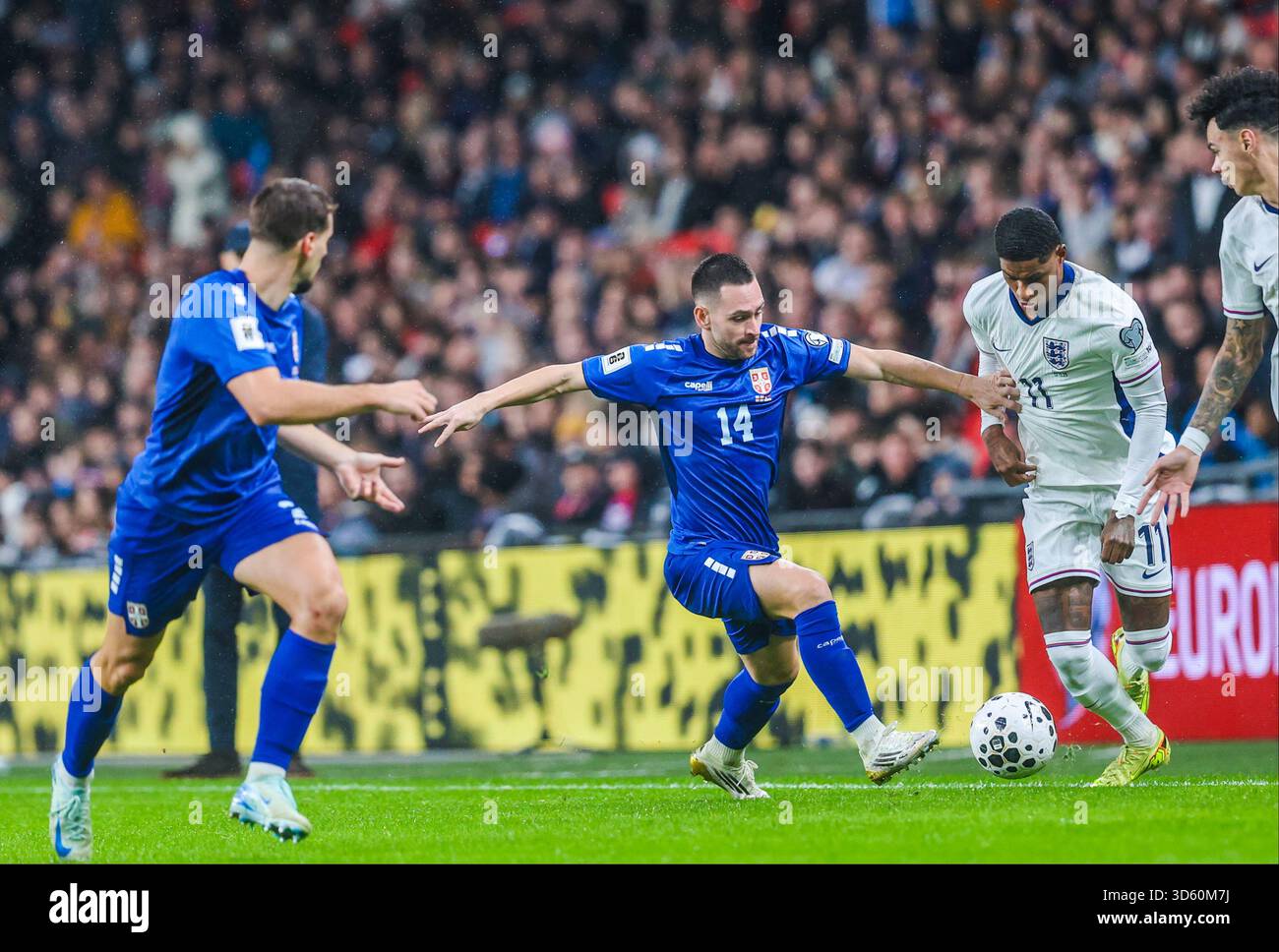 Londres, Royaume-Uni. 13 novembre 2025. La serbe Andrija Zivkovic et l'anglais Marcus Rashford lors des qualifications européennes de la Coupe du monde de la FIFA 2026. Banque D'Images