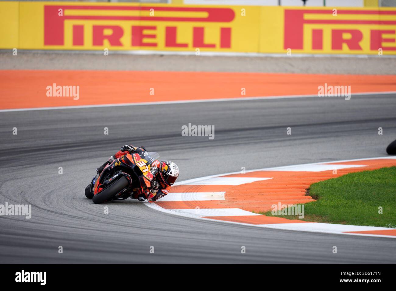 Pedro Acosta (KTM) en action lors du Grand Prix Motul de la Communauté valencienne sur le circuit Ricardo Tormo. Banque D'Images