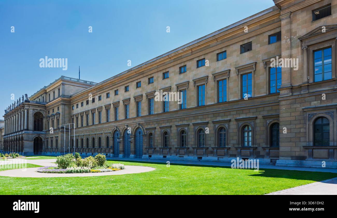 Munich, Allemagne - 7 mai 2011 : Residenz München, résidence de Munich côté nord. Coin nord-ouest de l'ancien palais royal du Wittelsbach Banque D'Images