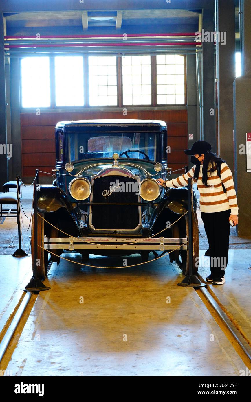Mujer mirando un auto carril ubicado en el Museo Nacional del Ferrocarril Pablo Neruda Banque D'Images