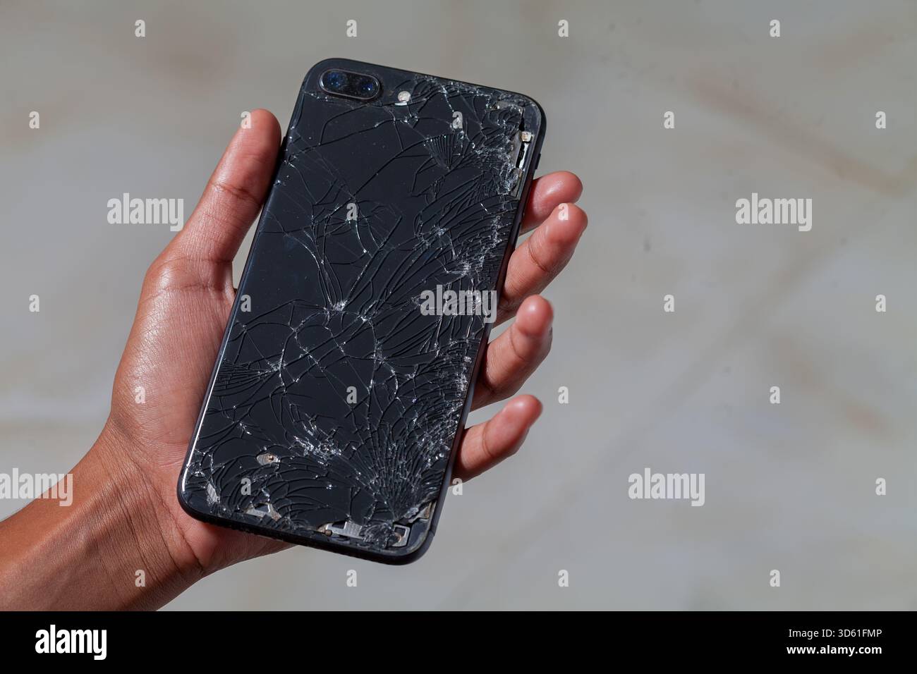 Écran d'affichage de téléphone mobile fissuré Banque D'Images