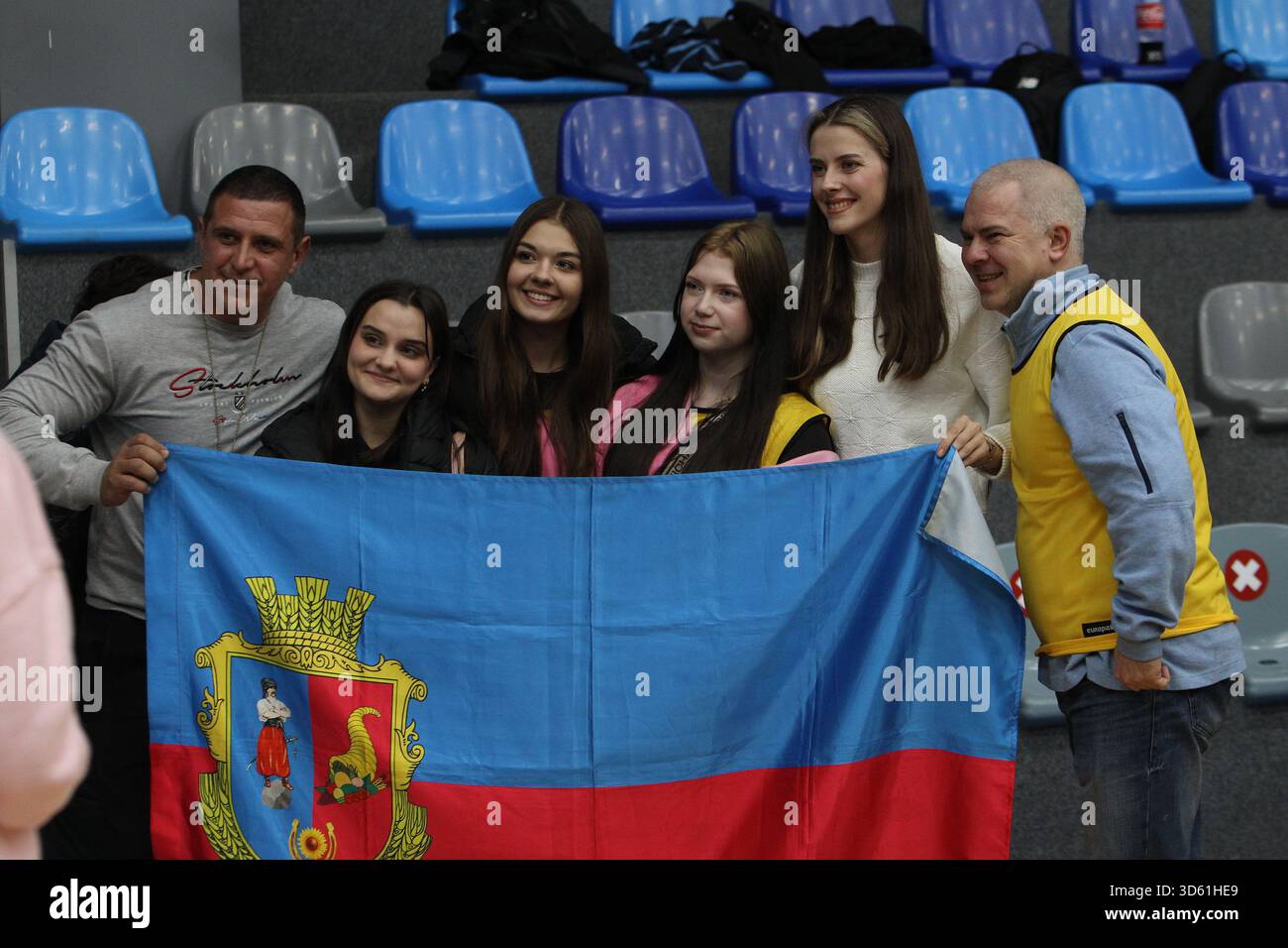 Non exclusif : champion olympique et détenteur du record du monde de saut en hauteur Yaroslava Mahuchikh (2ème R), qui est venu soutenir le club de basket-ball Dnipro, et represe Banque D'Images