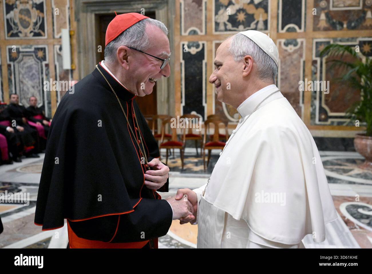 Le pape Léon XIV salue le secrétaire d'État du Vatican, le cardinal Pietro Parolin, lors d'une rencontre avec le personnel diplomatique vaticane en service dans le réseau mondial des nonciatures apostoliques ou ambassades du Vatican, le 17 novembre 2025 dans la salle Clémentine du Vatican. Photo par (EV) Vatican Media/ABACAPRESS.COM crédit : Abaca Press/Alamy Live News Banque D'Images