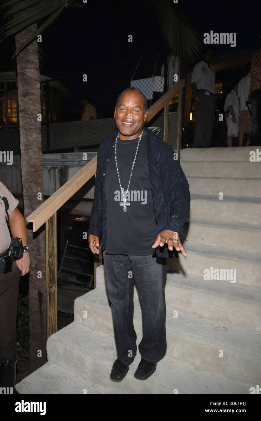 MIAMI - AOÛT 28 : (COUVERTURE EXCLUSIVE) O.J Simpson arrive aux MTV Video Music Awards 2005 à l'American Airlines Arena le 28 août 2005 à Miami, Florida People : O.J. Simpson Banque D'Images