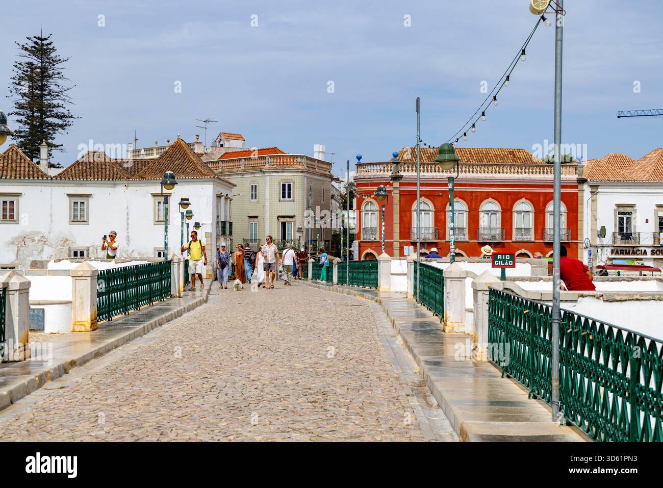 Tavira, l'Algarve, Portugal, Ponte Romana vieille ville Tavira pont piétonnier avec des touristes marchant à travers le pont, Europe Banque D'Images
