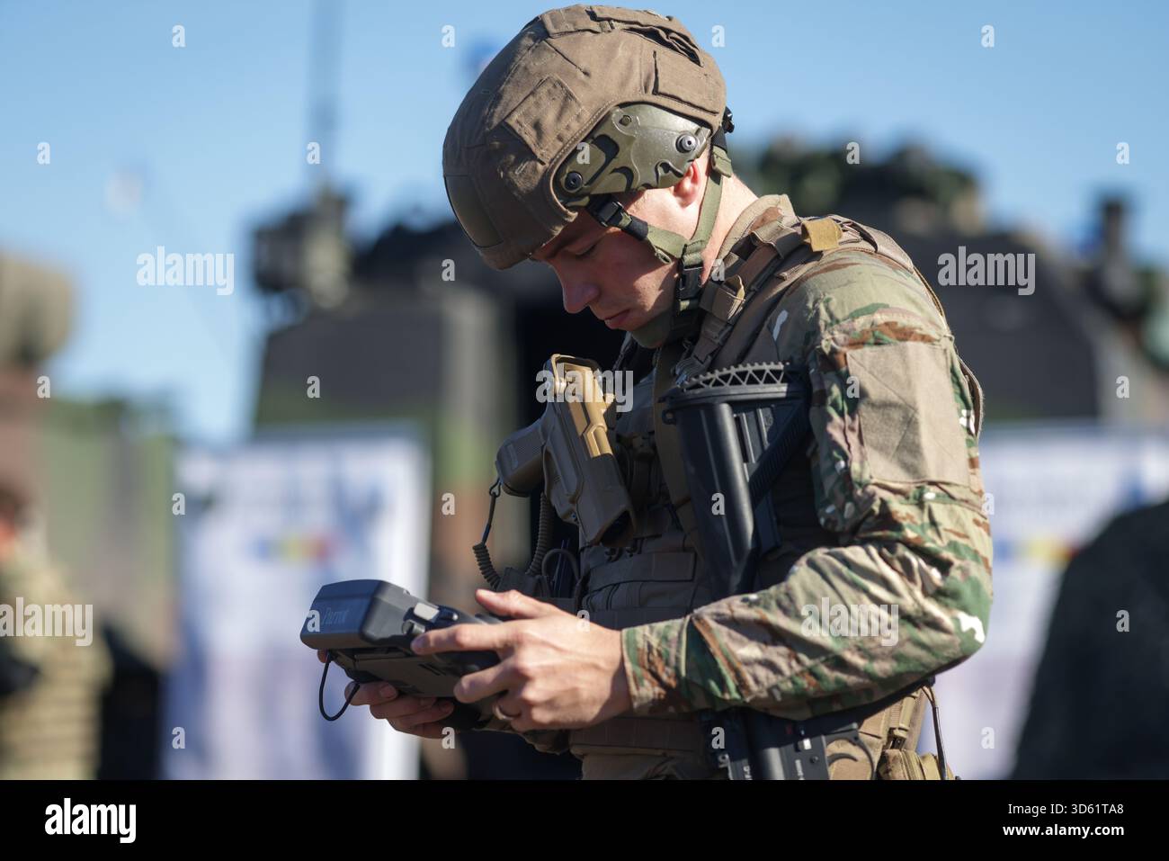 Cincu, Roumanie - 13 novembre 2025 : opérateur de drone militaire lors de l'exercice multinational Dacian Fall 2025. Banque D'Images