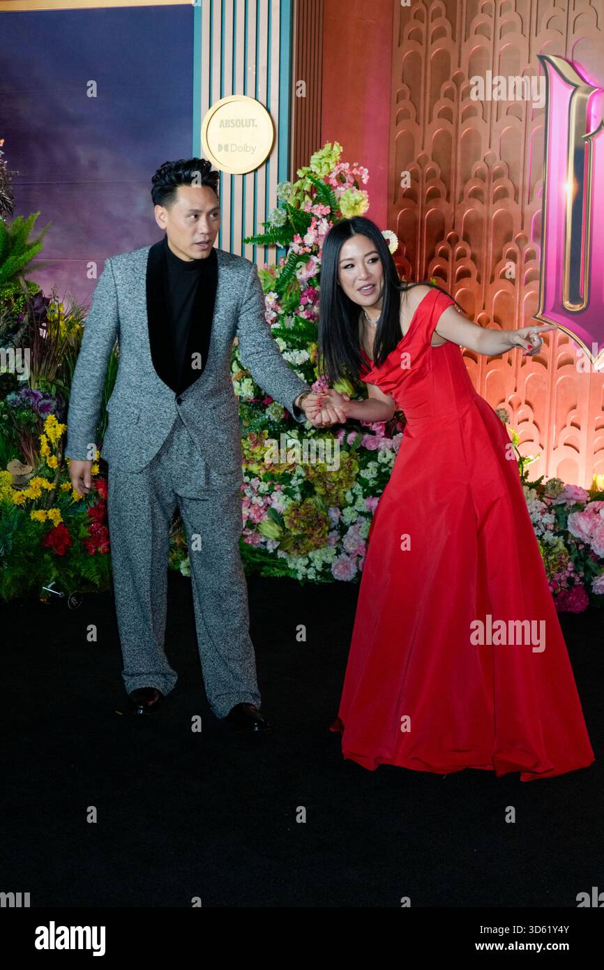 Jon M. Chu, Constance Wu assiste à la première de Wicked for Good New York, au Lincoln Center de New York, le lundi 17 novembre 2025. Photo de Jennifer Graylock-Alamy Banque D'Images