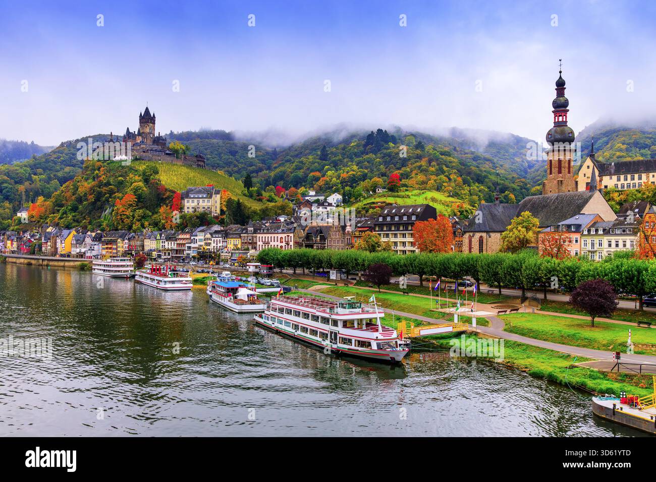 Cochem, Allemagne. Vieille ville et du château de Reichsburg Cochem () sur la Moselle. Banque D'Images