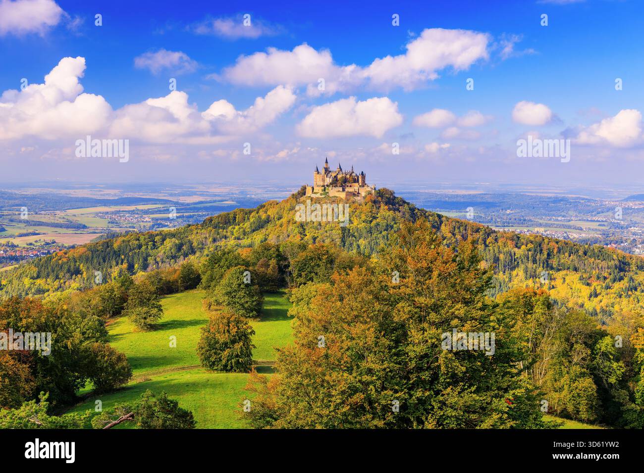Château de Hohenzollern, Allemagne. Vue sur le château et la campagne environnante depuis l'Albtrauf. Banque D'Images