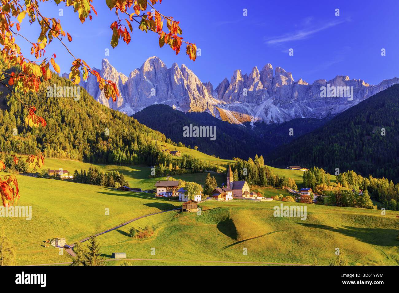 Val di Funes, Italie. Village de Santa Maddalena en face du groupe de montagnes Odle (Geisler) des Dolomites. Banque D'Images