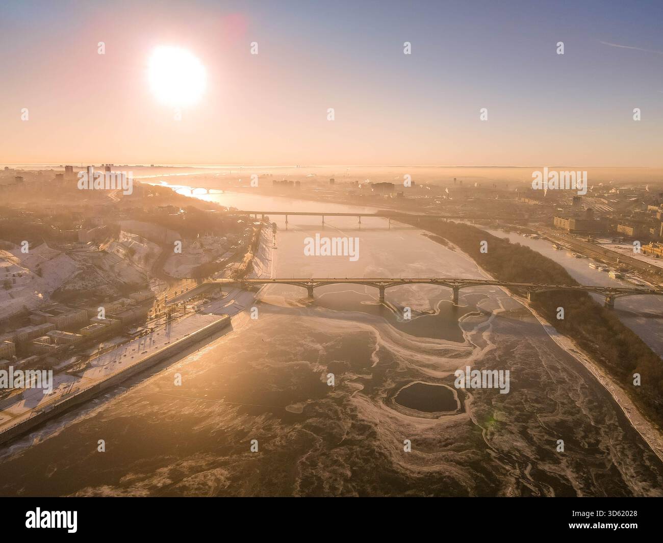 Nizhny Novgorod vue aérienne panorama avec les ponts de la rivière Oka pendant la journée froide d'hiver glaciale, avec un front de mer historique en Russie. Banque D'Images