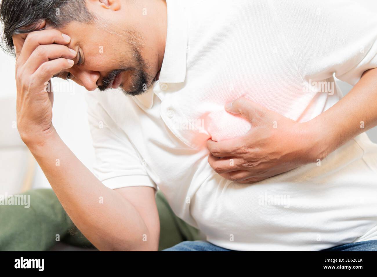 Homme avec douleur thoracique souffrant de crise cardiaque, santé et médical, santé cardiaque, crise cardiaque, journée mondiale du cœur, maladies cardiovasculaires. Assurance an Banque D'Images