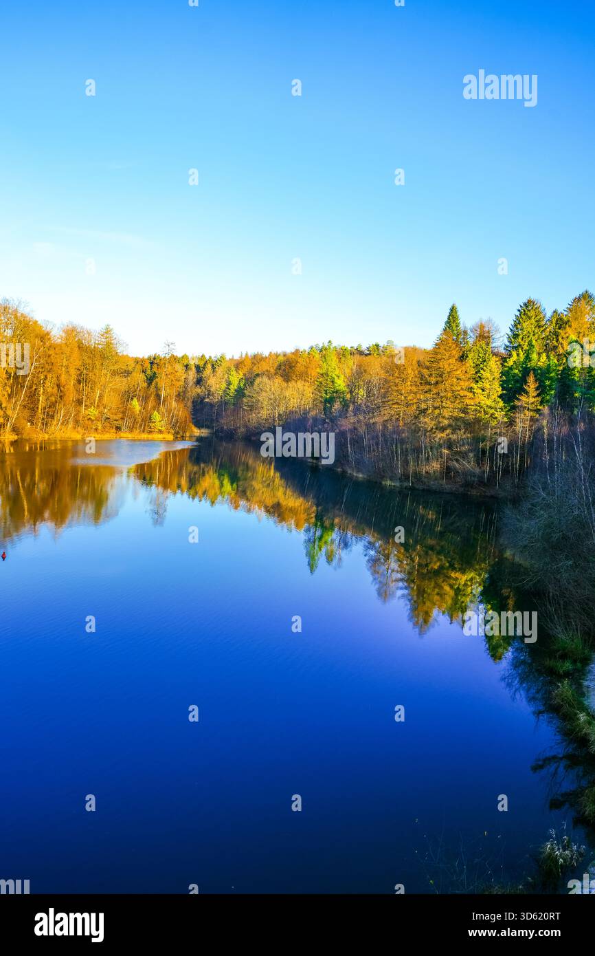 Vue sur le barrage de Ronsdorf et le paysage environnant en automne. Nature au lac près de Wuppertal. Barrage de Saalbach. Banque D'Images
