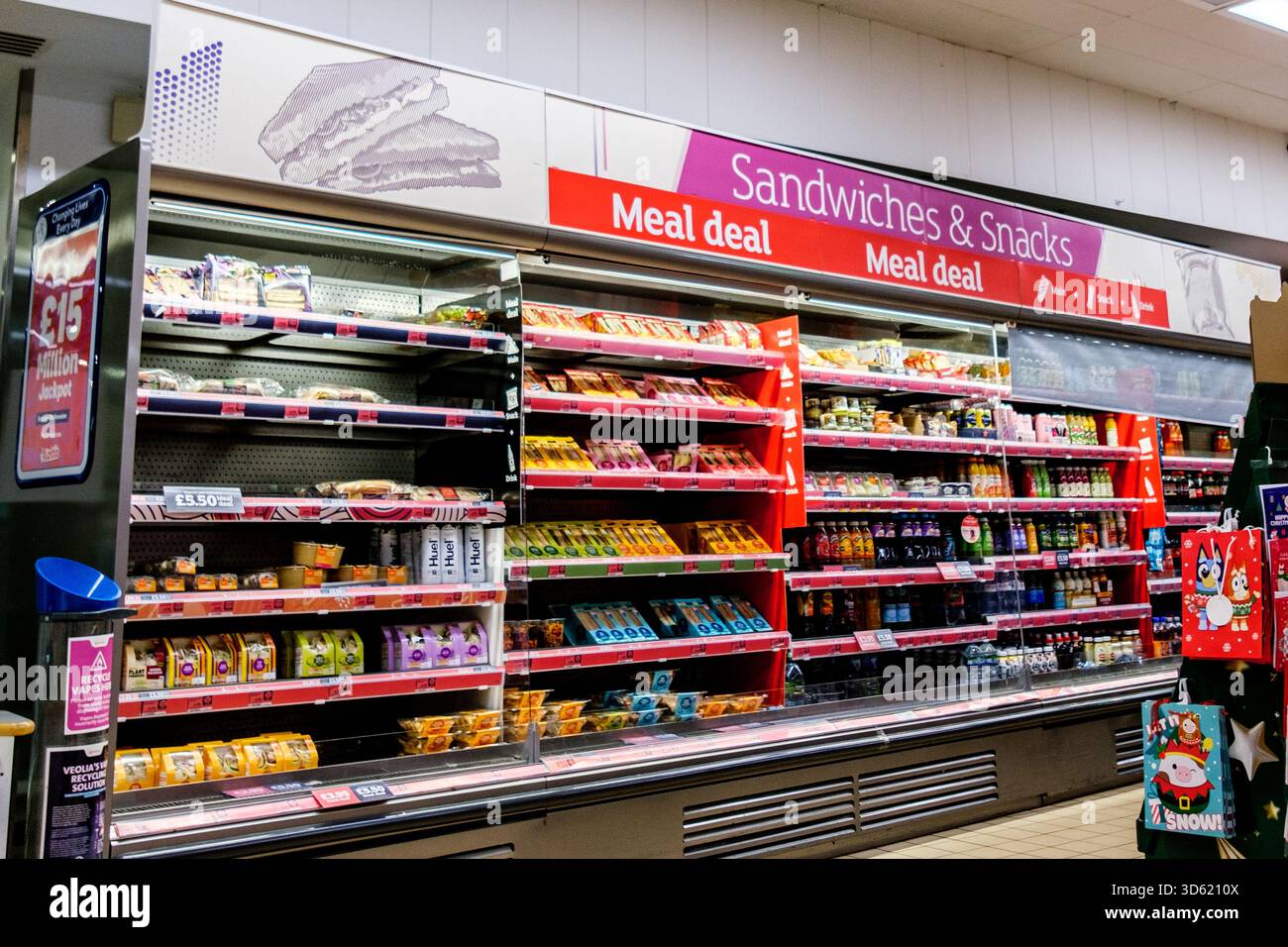 Londres, Royaume-Uni, 16 novembre 2025, supermarché en magasin, sandwichs prêts à l'emploi et collations repas Deals Banque D'Images