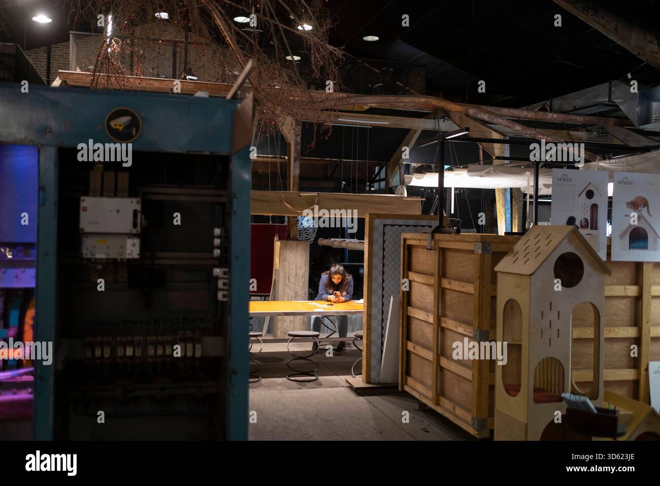 Téhéran, Iran. 17 novembre 2025. Une jeune iranienne utilise son téléphone portable alors qu’elle est assise dans un centre de créativité et d’innovation à Téhéran, en Iran, le 17 novembre 2025, dernier jour de la semaine du design de Téhéran. La semaine du design de Téhéran est un événement inclusif qui tisse le design dans le tissu de la vie urbaine, créant une plate-forme de dialogue créatif entre designers, producteurs et passionnés. (Photo de Morteza Nikoubazl/NurPhoto) crédit : NurPhoto SRL/Alamy Live News Banque D'Images