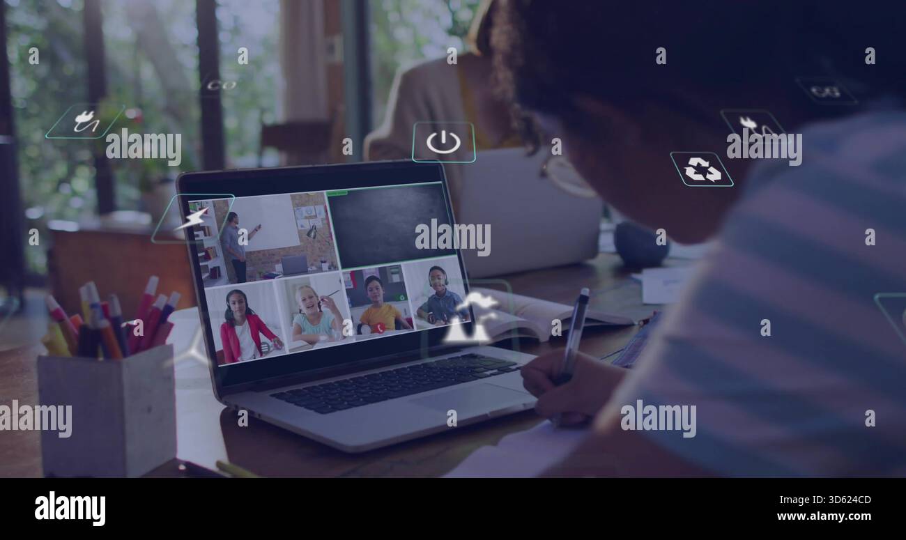 Écriture élève portant le dessus rayé, lunettes prenant des notes à la table de la maison avec ordinateur portable, espace de copie Banque D'Images