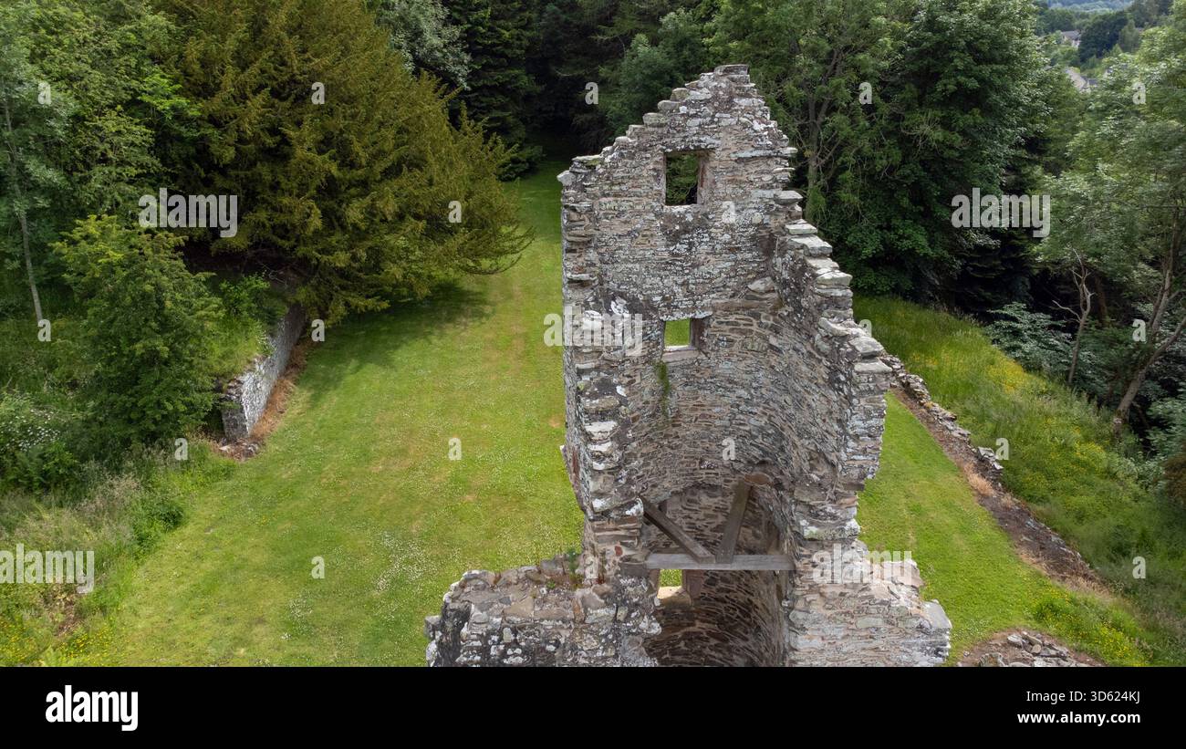 Vue aérienne de Torwoodlee Tower Ruin entouré de bois Banque D'Images
