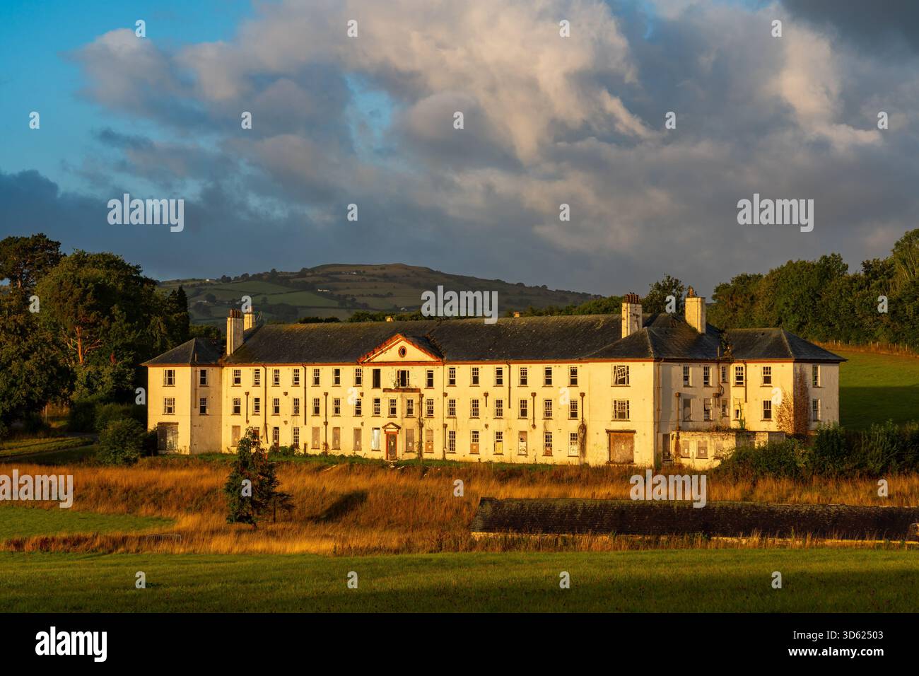 Lumière du matin projetant une lueur chaude à travers le bâtiment abandonné des quartiers des infirmières à l'asile de Denbigh Banque D'Images