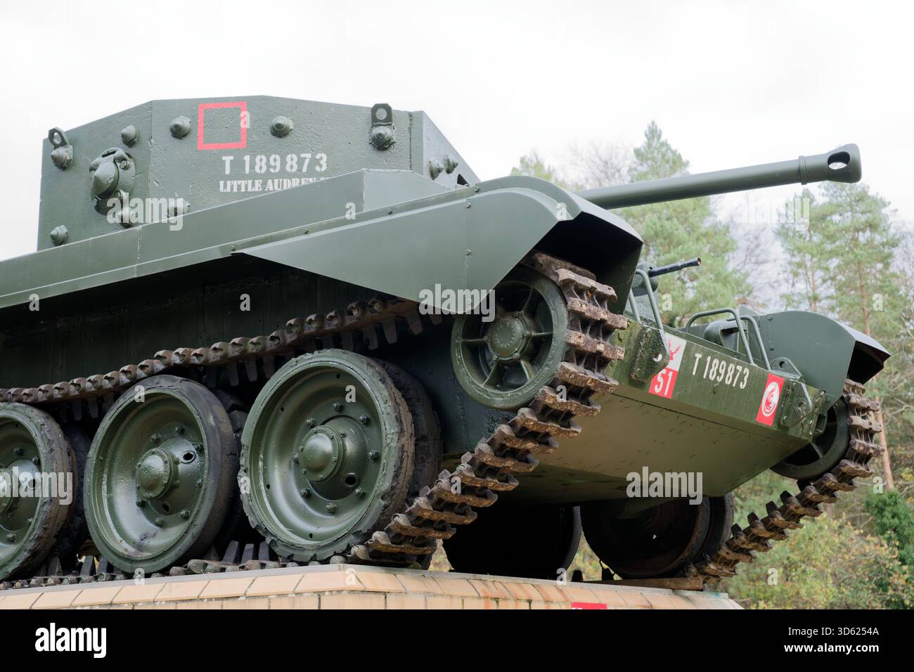 Mémorial de la 7e division blindée (Desert rats), char Cromwell Little Audrey II de la seconde Guerre mondiale sur socle en brique avec plaque de marbre, près de Mundford, Norfolk, Royaume-Uni Banque D'Images