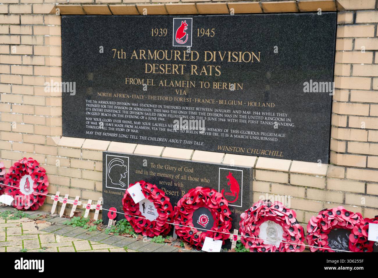 Mémorial de la 7e division blindée (Desert rats), char Cromwell Little Audrey II de la seconde Guerre mondiale sur socle en brique avec plaque de marbre, près de Mundford, Norfolk, Royaume-Uni Banque D'Images